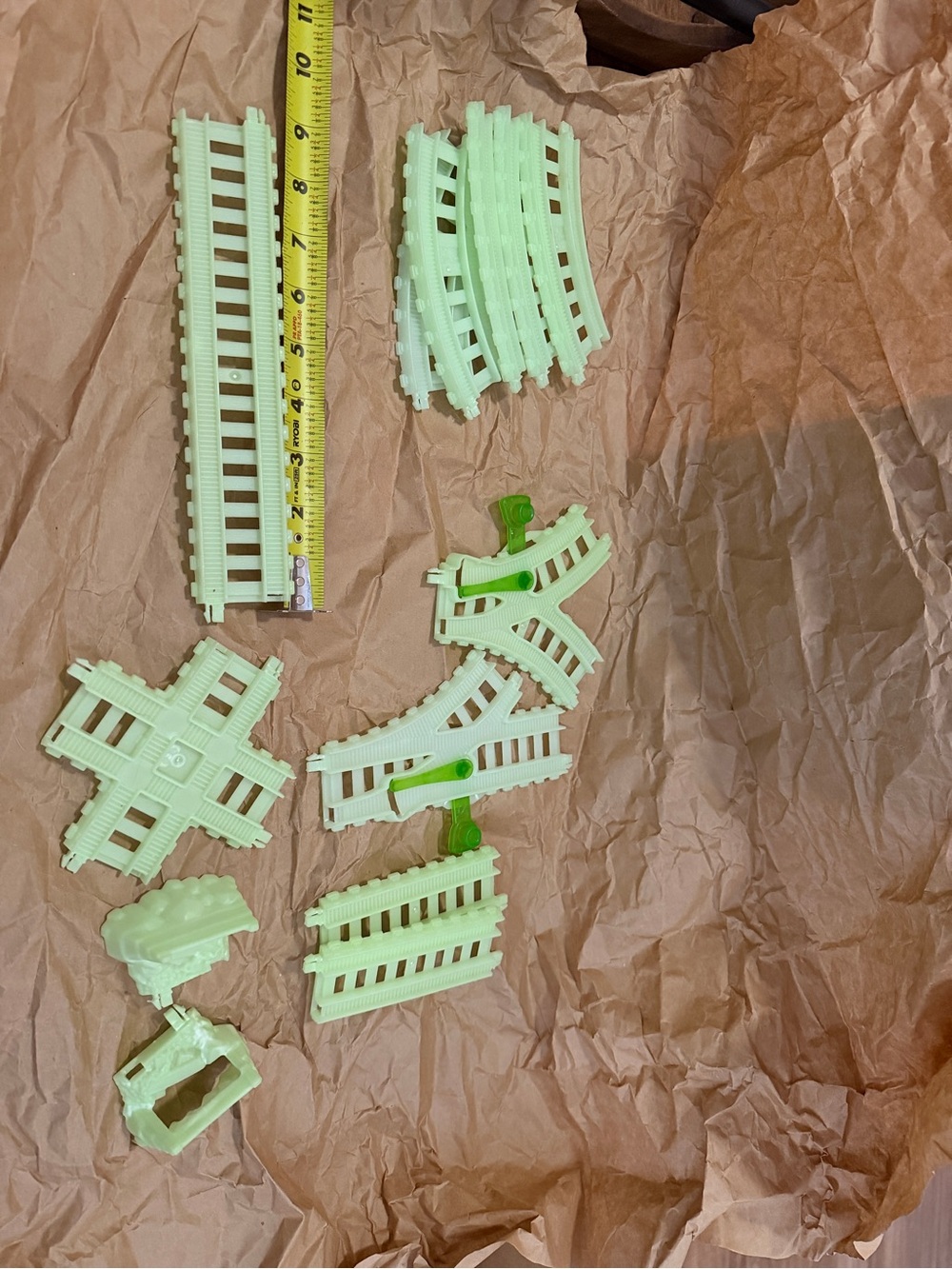 The Thomas & Friends TrackMaster Glow In The Dark Train Tracks 13 Piece Set
